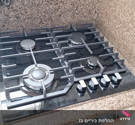 כיריים גז מותקנות על משטח מטבח